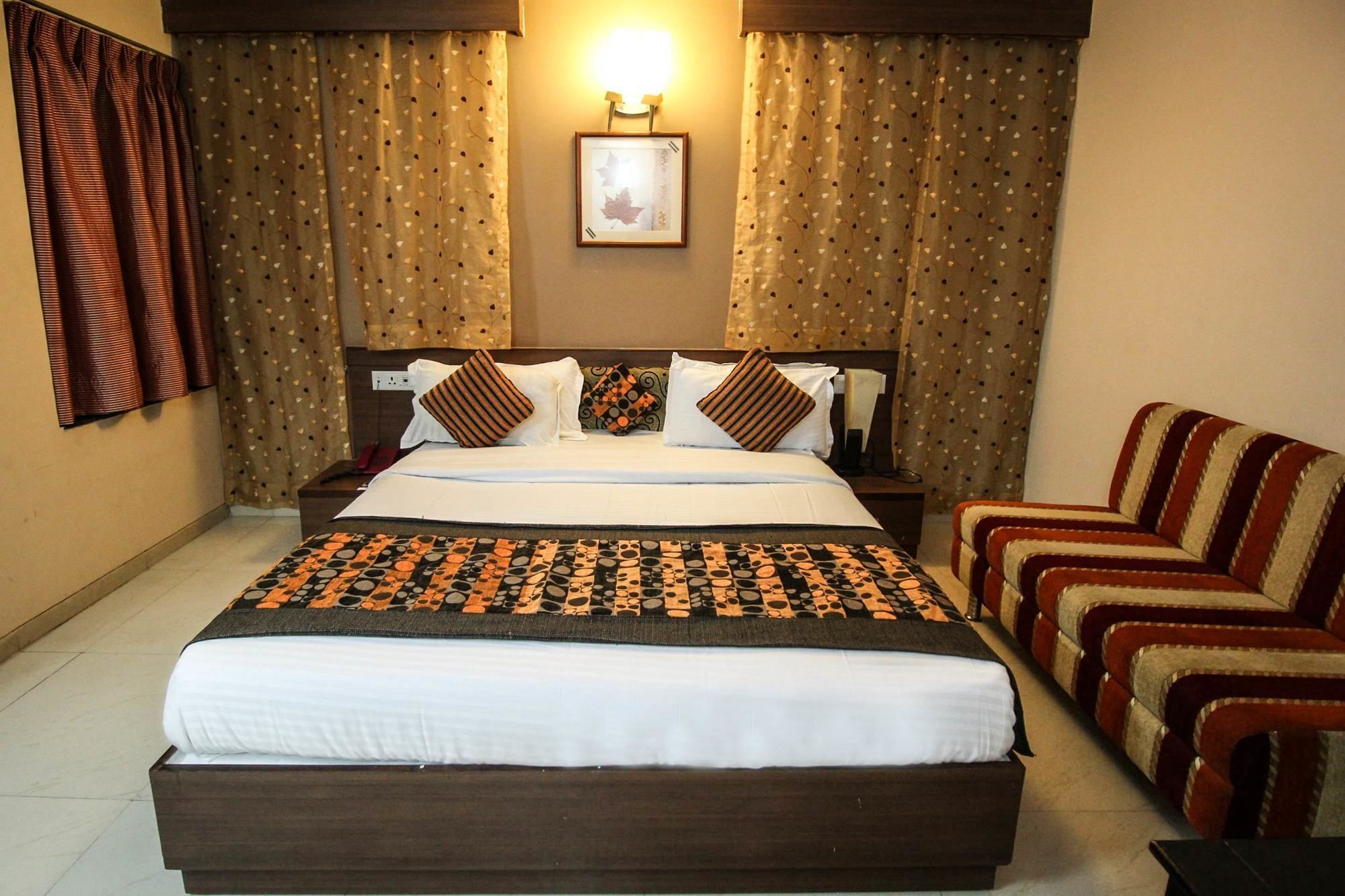Oyo 4161 Hotel Shailly Inn Ahmedabad Exterior foto